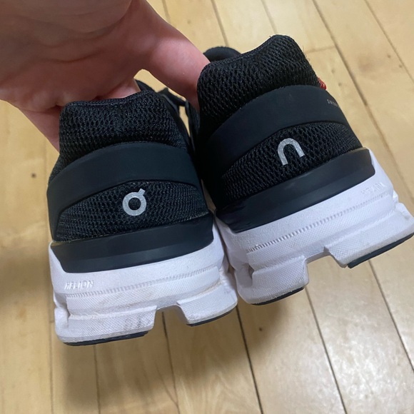 On Cloud Shoes - Picture 3 of 6